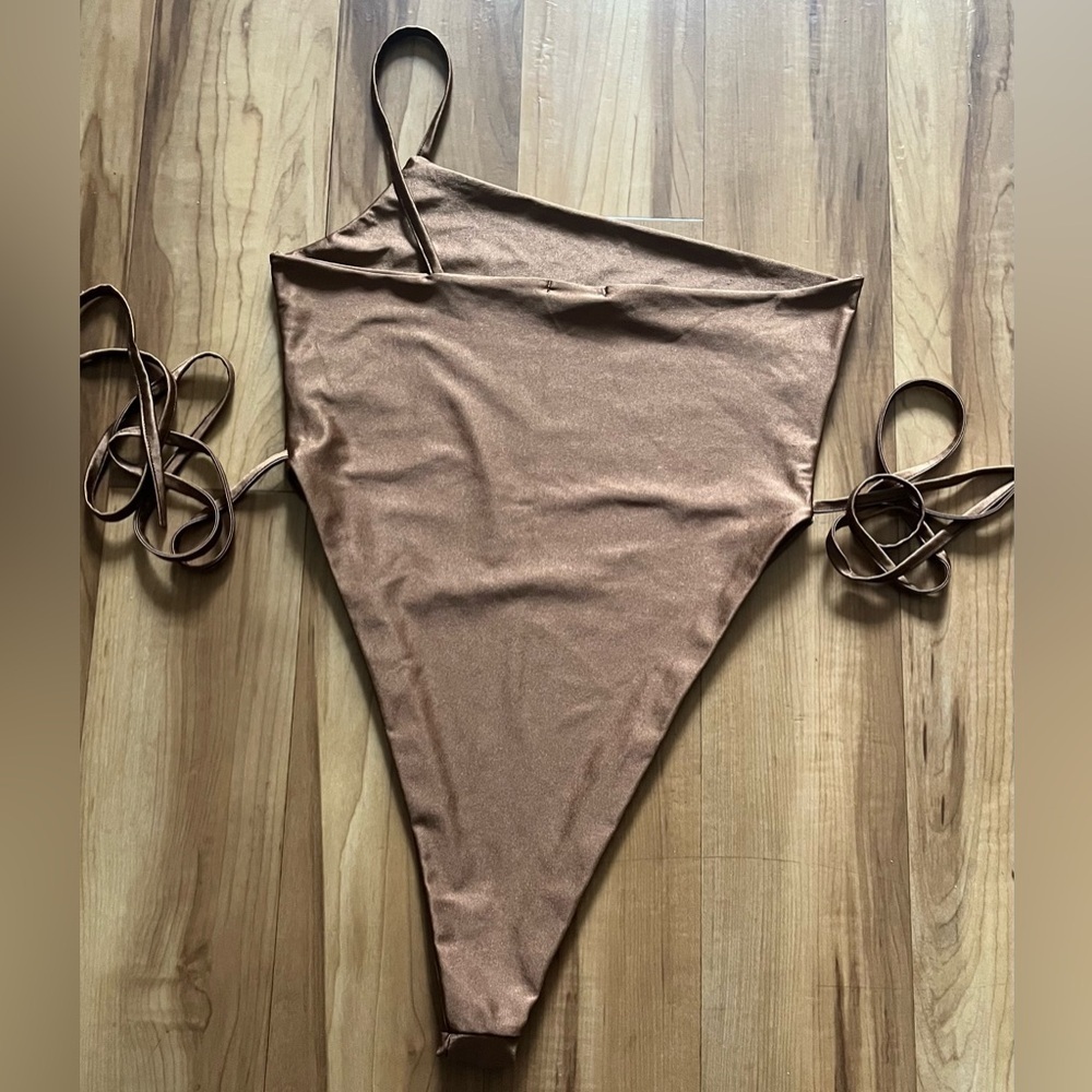 Boohoo Bronze One Shoulder Tie Waist Bodysuit | Satin Look | Size 8 - Picture 5 of 9